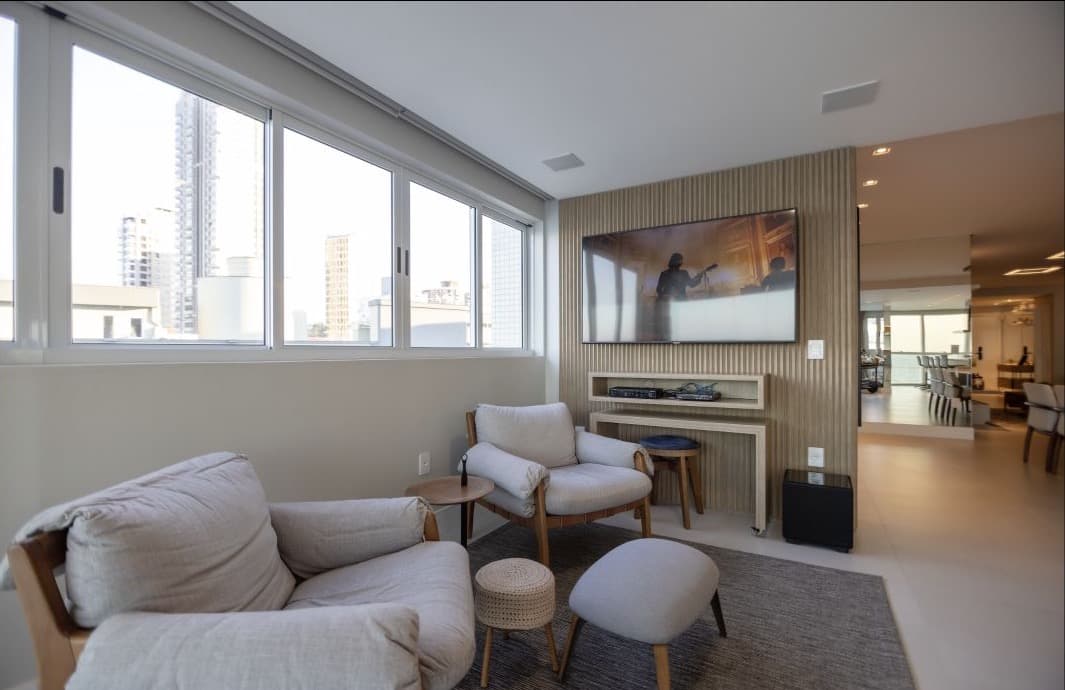 Sala residencial com TV e caixas de som embutidas no teto